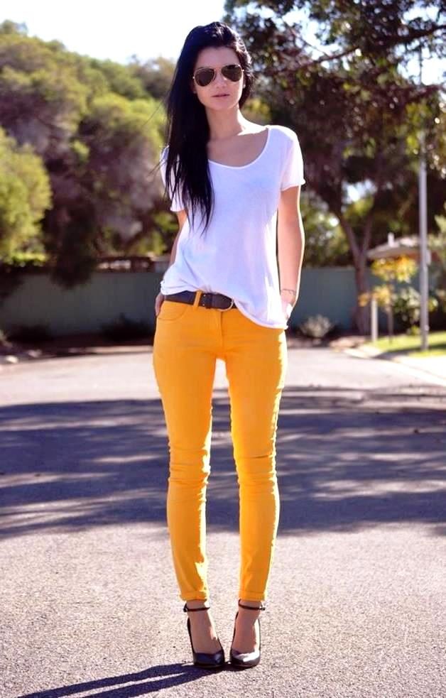 Красивые обтягивающие штаны. Желтые джинсы. Желтые брюки. Цветные джинсы. Девушки в желтых штанах.