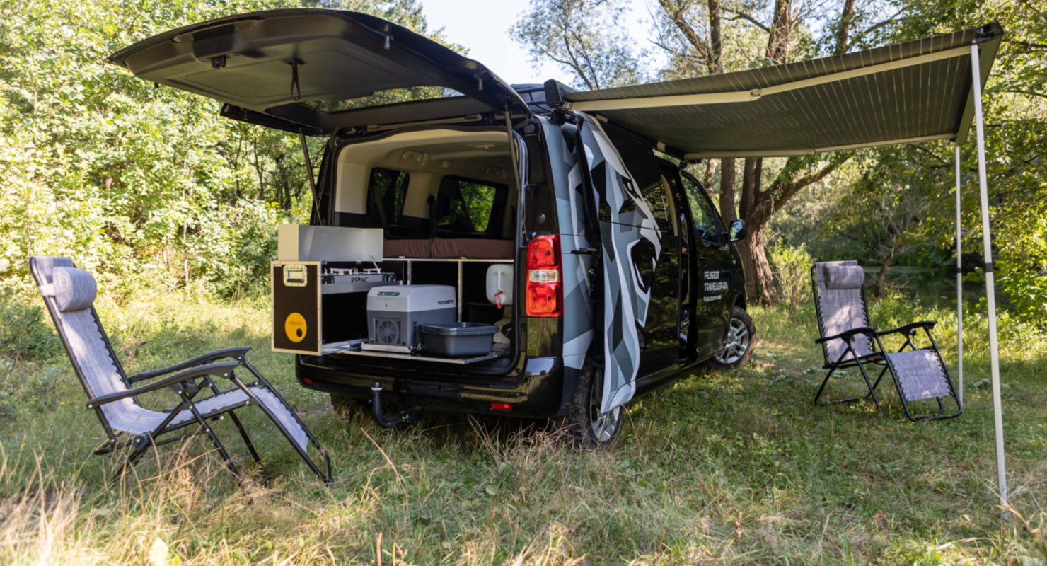 В полноприводном минивэне Peugeot Traveller появились спальные места: кто их сделал и зачем