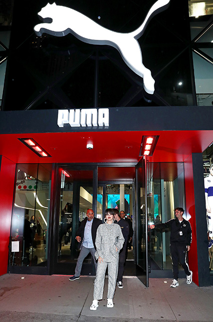 Селена Гомес отметила выпуск нового альбома во флагманском магазине Puma в Нью-Йорке Гомес, звезда, певица, Селена, новой, новый, Новый, белые, носит, теперь, прическу, Сменила, помада, темная, серьги, образе, крупные, стали, поклонницейРабота, акцентом