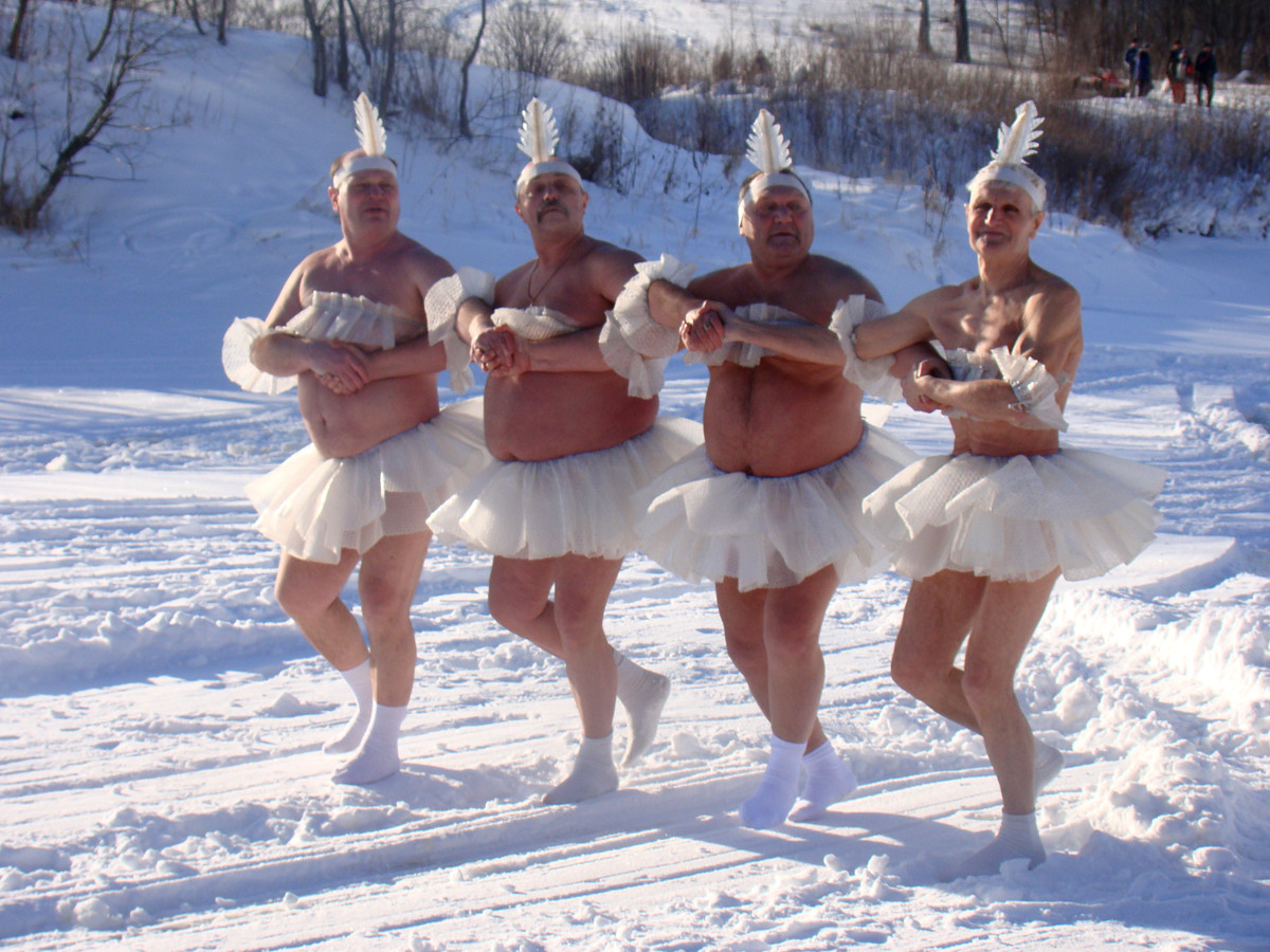 Пышные видео лучшее. Танцы зимой. Костюм снежинки для мужчины. Танцующие снежинки. «Танец лебедей».