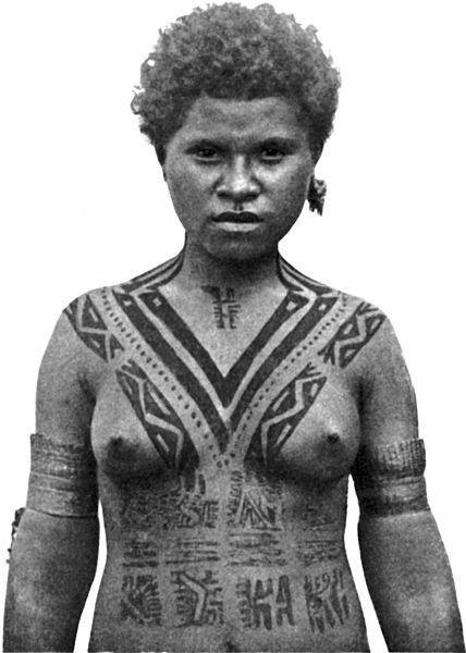 Меланезийка племени койта (Новая Гвинея). Татуировку выше груди ей сделали, когда она достигла возраста замужества. Seligmann G.G., with a chapter by F.R. Barton. The Melanesians of British New Guinea