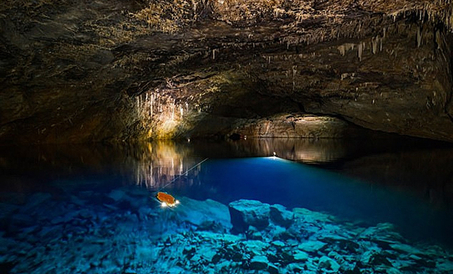 Пещера Драхенхаухлох в Намибии: камеры отправили в самое большое подземное озеро в мире. Оно находится под пустыней Культура