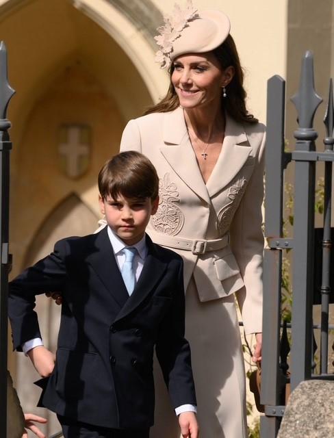 Кейт Миддлтон впервые за три года появилась с детьми не пасхальной службе: Шарлотта стала похожа на Елизавету, а Луи вырос и возмужал Кейт Миддлтон впервые за три года появилась с детьми не пасхальной службе: Шарлотта стала похожа на Елизавету, а Луи вырос и возмужал принцесса, королевской, принц, Кэтрин, радостно, несмотря, Шарлотта, службе, принцессы, королеве, семью, время, также, короля, флаги, Виндзорского, мероприятиях, Пасхи»Когда, Елизаветы, присутствующим