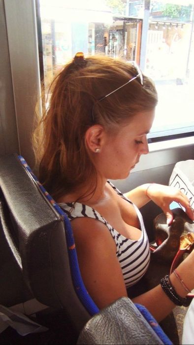 Одна из причин, по которой стоит уступать место девушкам (15 фото)