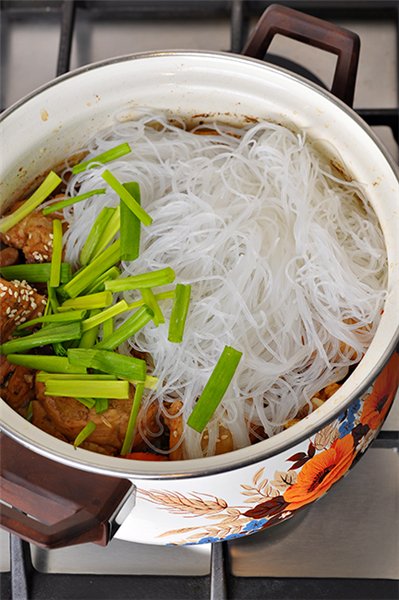 КУРИЦА С ОВОЩАМИ, ВЕШЕНКАМИ И ФУНЧОЗОЙ ПО-КОРЕЙСКИ