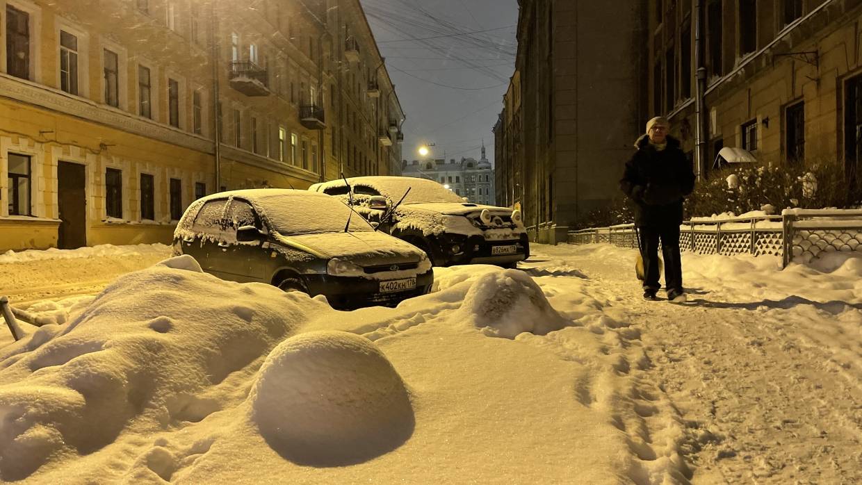 «Монбланы» снега и «атака» сосулек: горожане и гости ругают власти Петербурга за плохую уборку