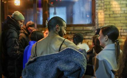 На фото: люди в очереди в ночной клуб "Мутабор". 21 декабря в клубе прошла вечеринка, куда участники, следуя дресс-коду, пришли в полуобнаженном виде. Организатором стала блогер Анастасия Ивлеева.