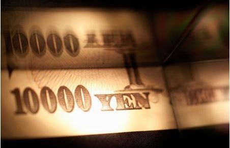 Light is cast on a Japanese 10,000 yen note as it's reflected in a plastic board in Tokyo, in this February 28, 2013 picture illustration. REUTERS/Shohei Miyano/Illustration/File Photo