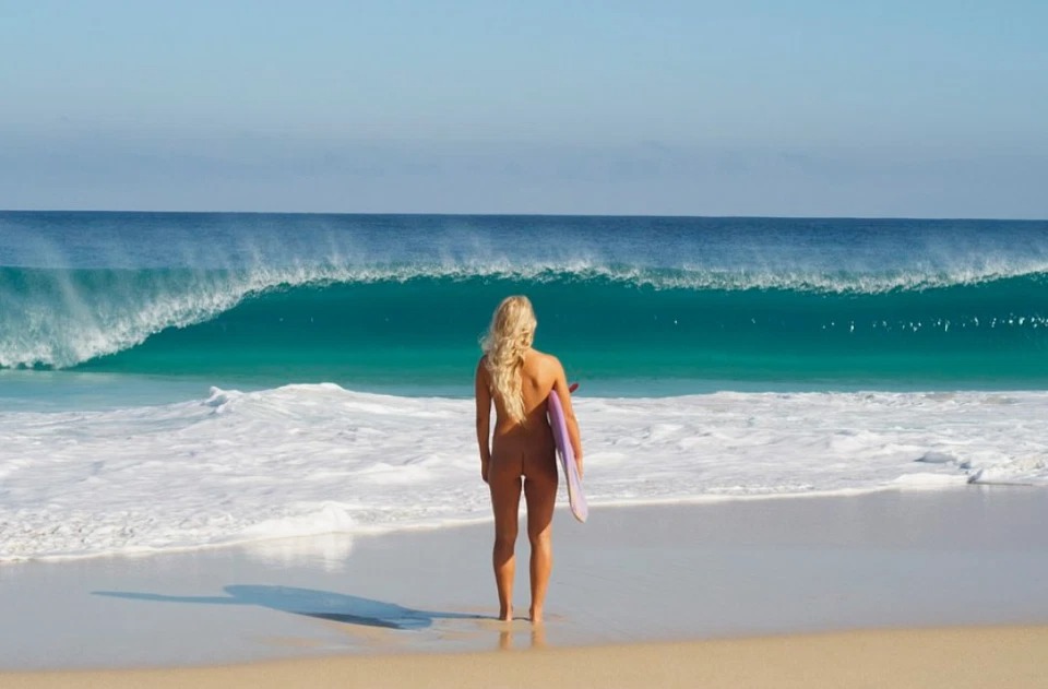 Фотография: Бегущая по волнам: голая серфингистка из Австралии покоряет океан №4 - BigPicture.ru
