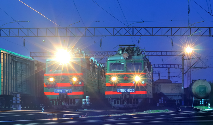Для освещения дороги на локомотивах предусмотрен прожектор, фары используются для передачи ряда сигналов / Фото: trainpix.org
