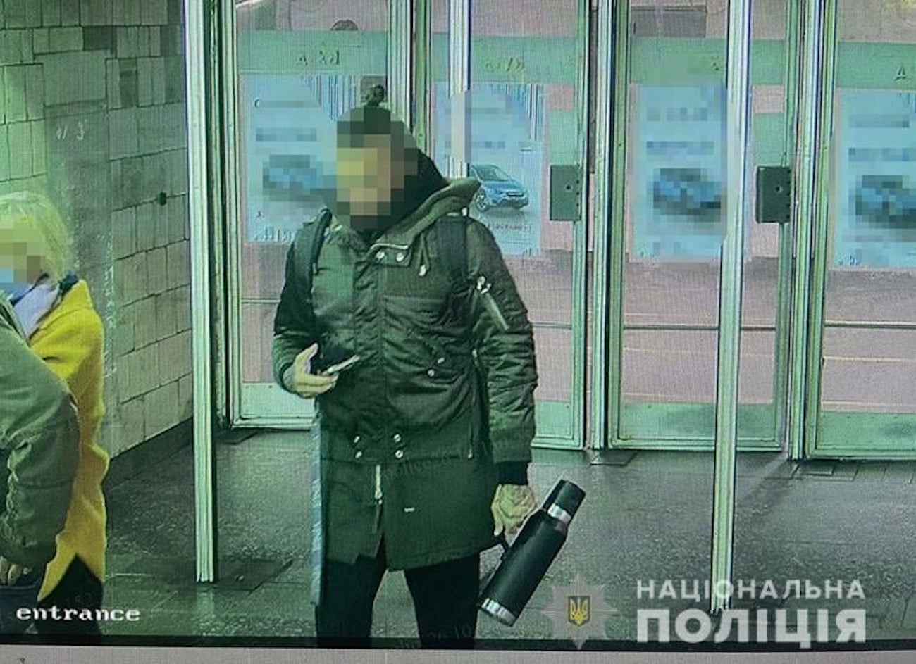 В столичном метро иностранец угрожал пассажирам пистолетом