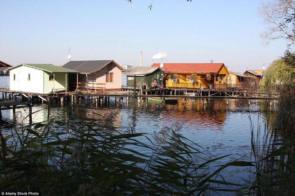 Вы не поверите, но это не Мальдивы: живописная деревня на сваях на озере в Венгрии 