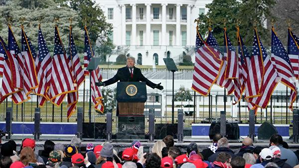 Президент Дональд Трамп выступает на митинге в Вашингтоне