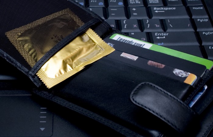 В кошельке презерватив испортится и станет непригоден для контрацепции / Фото: ru.med-mash.ru