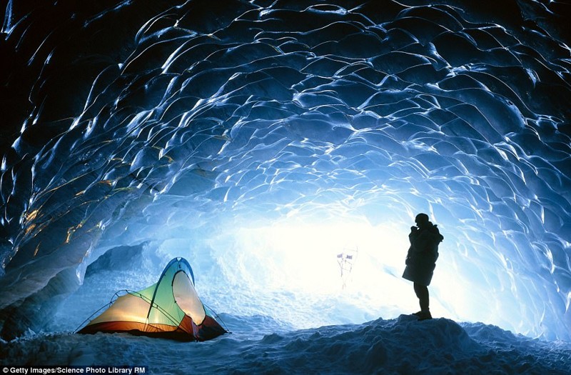 В Британской Колумбии есть немало ледяных пещер для любителей зимнего отдыха кемпинг, мир, опасность, отдых, палатка, путешествие, турист, экстрим