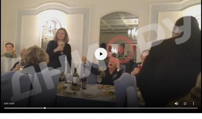 Веселая вдова Караченцова на поминках пила шампанское и кричала: 