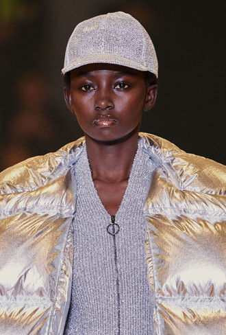 Пушистые шляпы, ушанки и бейсболки без козырька: самые модные головные уборы сезона 