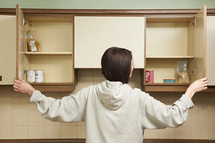 В начале уборки важно освободить все шкафы. / Фото: Cbpp.org