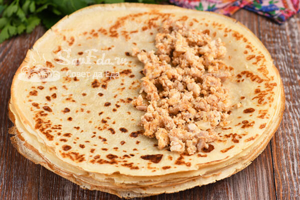 Это не только вкусное, но и невероятно красивое блюдо. Фаршированная курица блинчиками стала в моей семье традиционным блюдом на масленицу.-7