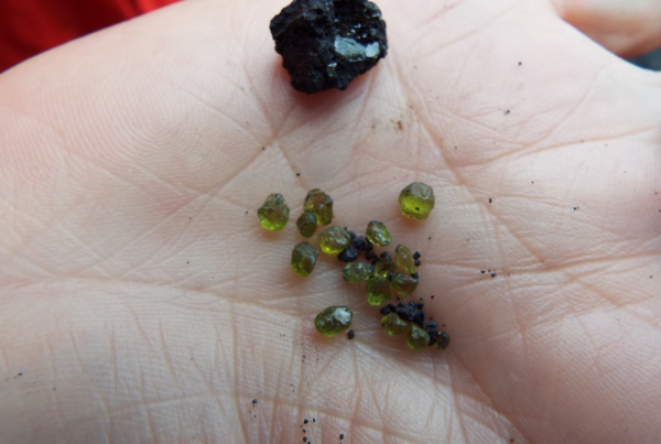Вулкан Килауэа Гавайев начинает литься зелеными драгоценными камнями