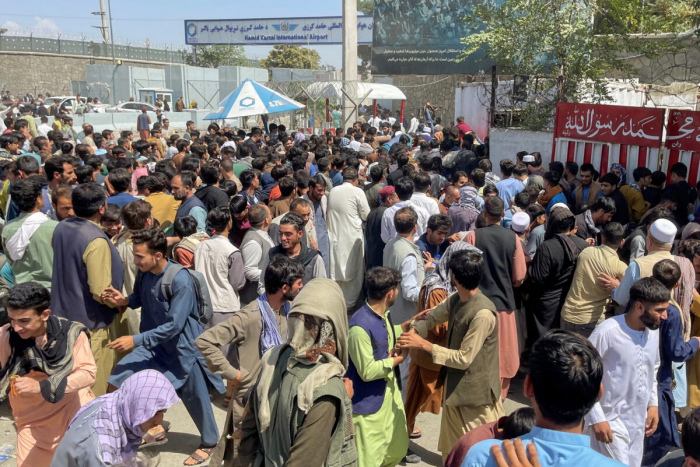 Люди пытаются попасть в международный аэропорт имени Хамида Карзая в Кабуле, Афганистан