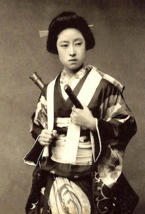 Девушка из сословия самураев, позирующая в костюме онна-бугейся.