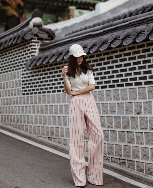 Модный блогер в брюках в плолоску, блузе и кепке yoyokulala