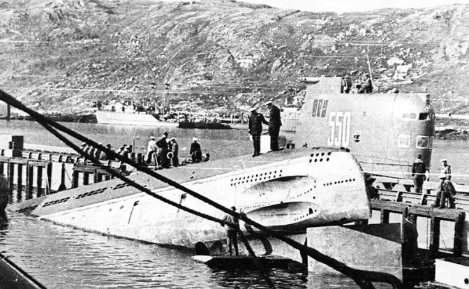 На фото: дизельная подводная лодка Б-37