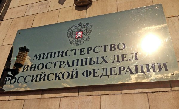 В РФ пообещали дать жёсткий ответ за осложнение работы посольств в США
