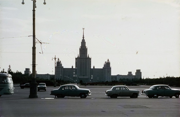 Главное здание Московского государственного университета (МГУ) им. М.В.Ломоносова с 57-метровым шпилем, который увенчан 12-тонной пятиконечной звездой.