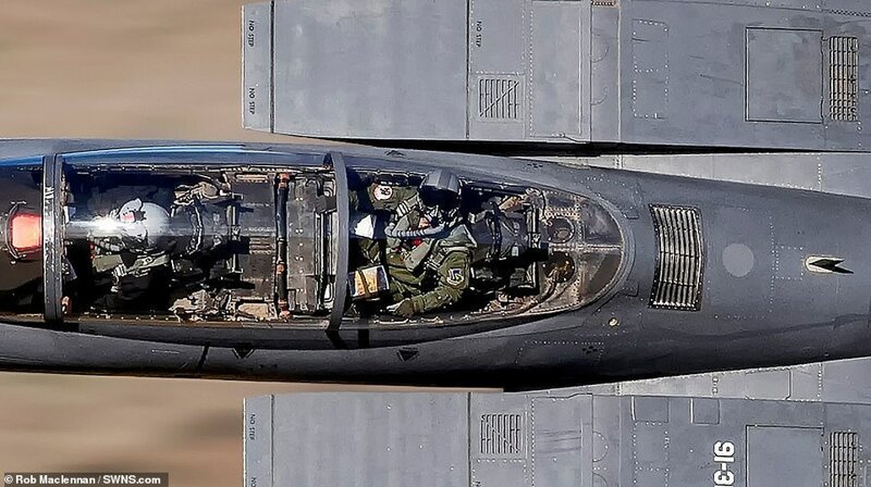 Словил момент: пилот истребителя посмотрел в объектив фотографа на нереальной скорости Словил момент: пилот истребителя посмотрел в объектив фотографа на нереальной скорости