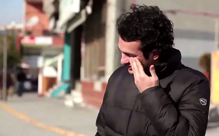 Жители района Стамбула месяц учили язык жестов, чтобы поговорить с этим глухим парнем...