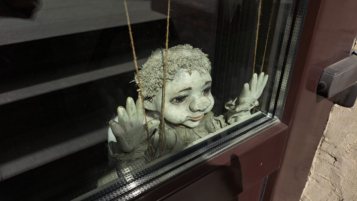 Ангел при входе в Художественную галерею авторских кукол Варвары Скрипкиной.
