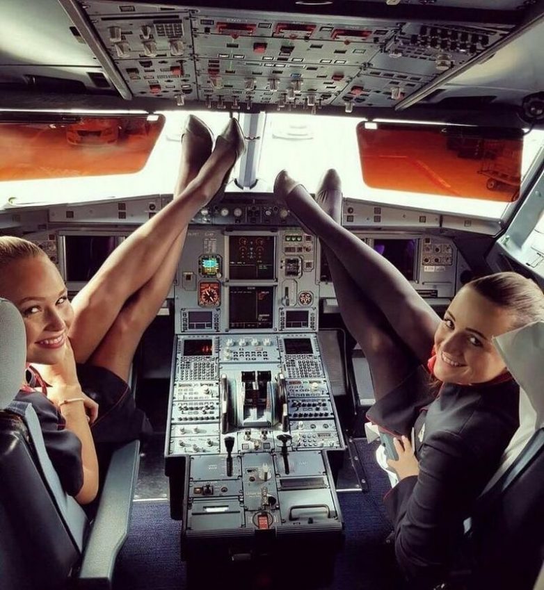 30 забавных моментов, показывающие, что стюардессы делают перед полётом авиатур