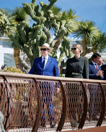 Княгиня Монако Шарлен, князь Альбер II и принцесса Каролина посетили Экзотический сад в Монако Шарлен, князь, Альбер, IIКнягиня, принцесса, княгиня, Каролина, IIПринцесса, Монако, Экзотический, ШарленКнягиня, детей, время, несколько, солнцезащитные, КаролинаКнягиня, отношениях, принц, слухи, между