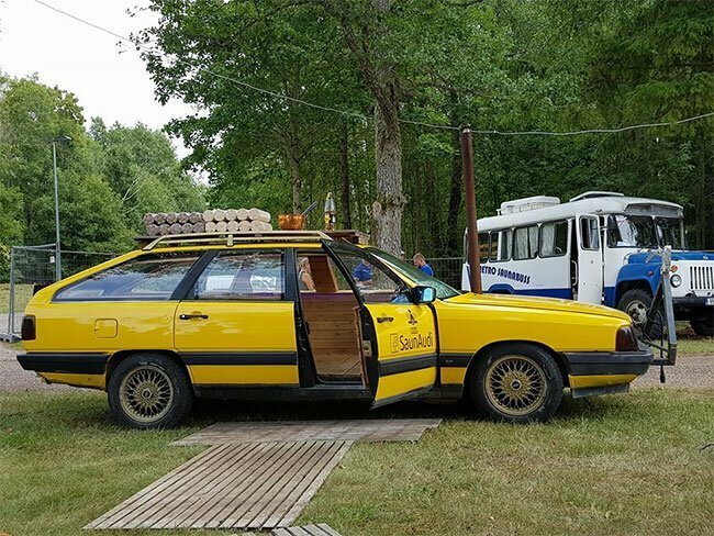 Группа друзей превратила Audi 100 1984 года в уютную сауну на дровах машинки