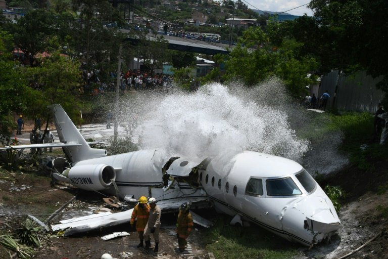 В Гондурасе самолет с пассажирами развалился надвое: видео Gulfstream G200, Honduras, La aeronave, ynews, гондурас, самолет, трагедия