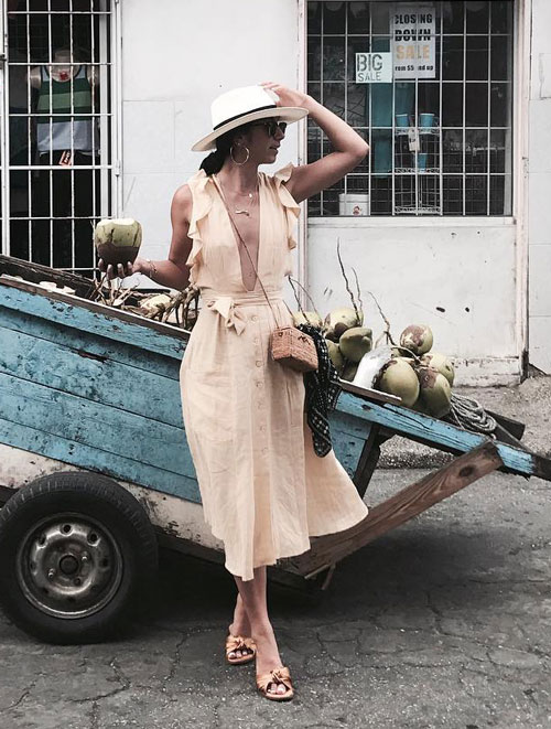 Блогер в платье с вырезом и шляпе krystal_bick