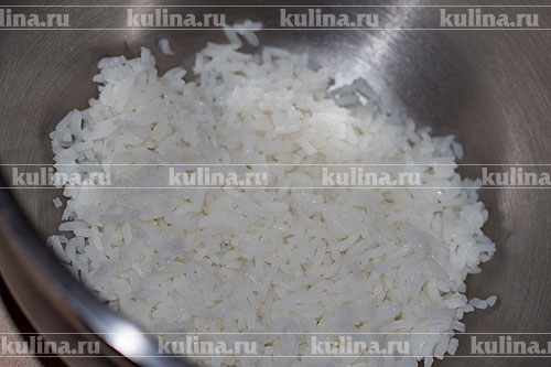 В миску выложить заранее отваренный рис.