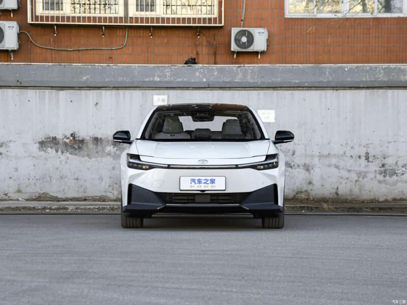 Первый электрический седан Toyota bZ3 получил стрижку за 3000 долларов перед началом продаж. Поступит в продажу 16 апреля в Китае. 
