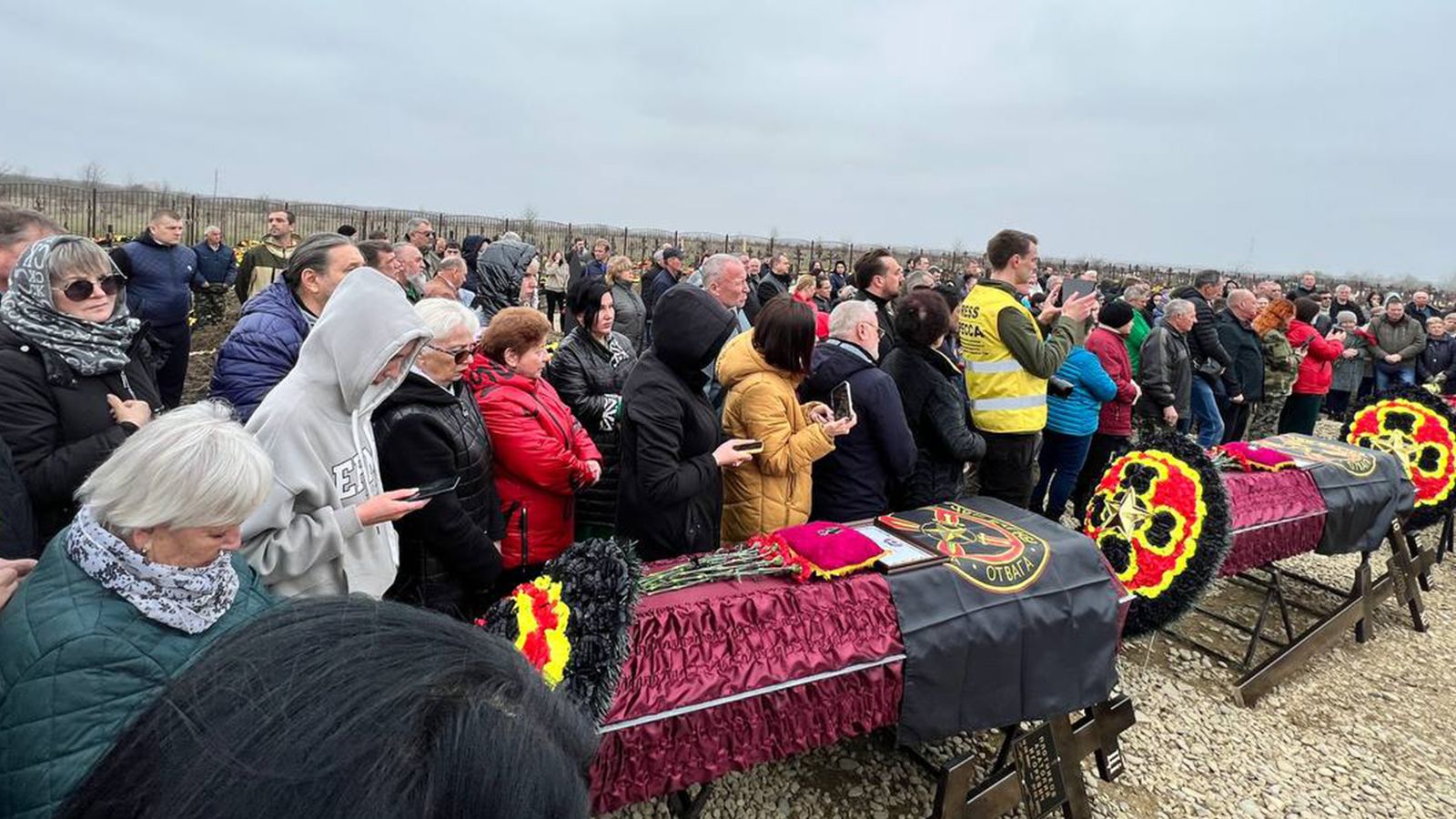 Последние новости часа вагнер. Кладбище. Венки Вагнера. Похороны в горячем Ключе.