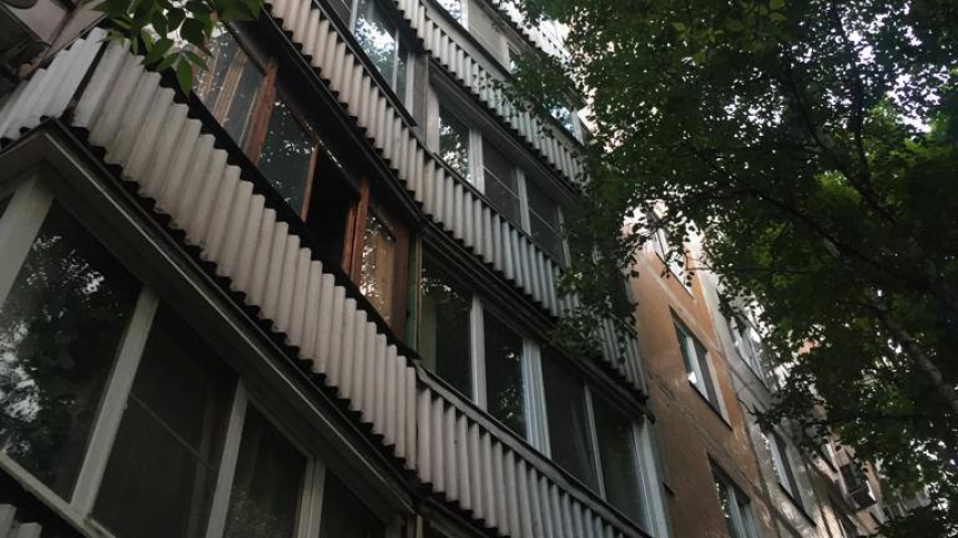 Трехлетний мальчик погиб после падения из окна седьмого этажа в Москве