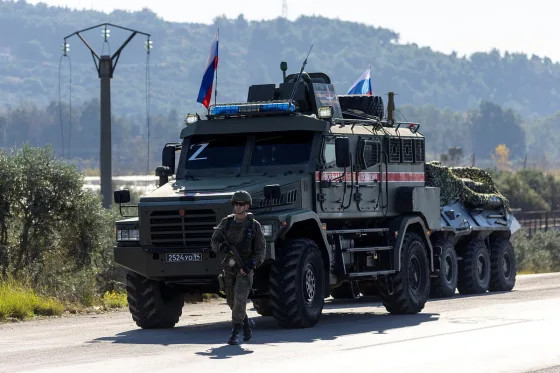 Российскую авиабазу атаковали террористы-смертники. Ожесточенный бой с боевиками попал на видео