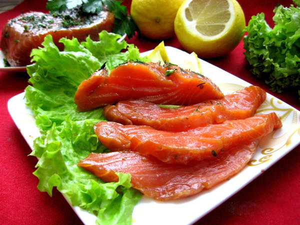 Оригинально и очень вкусно: красная рыбка, маринованная в темном пиве Оригинально и очень вкусно: красная рыбка, маринованная в темном пиве