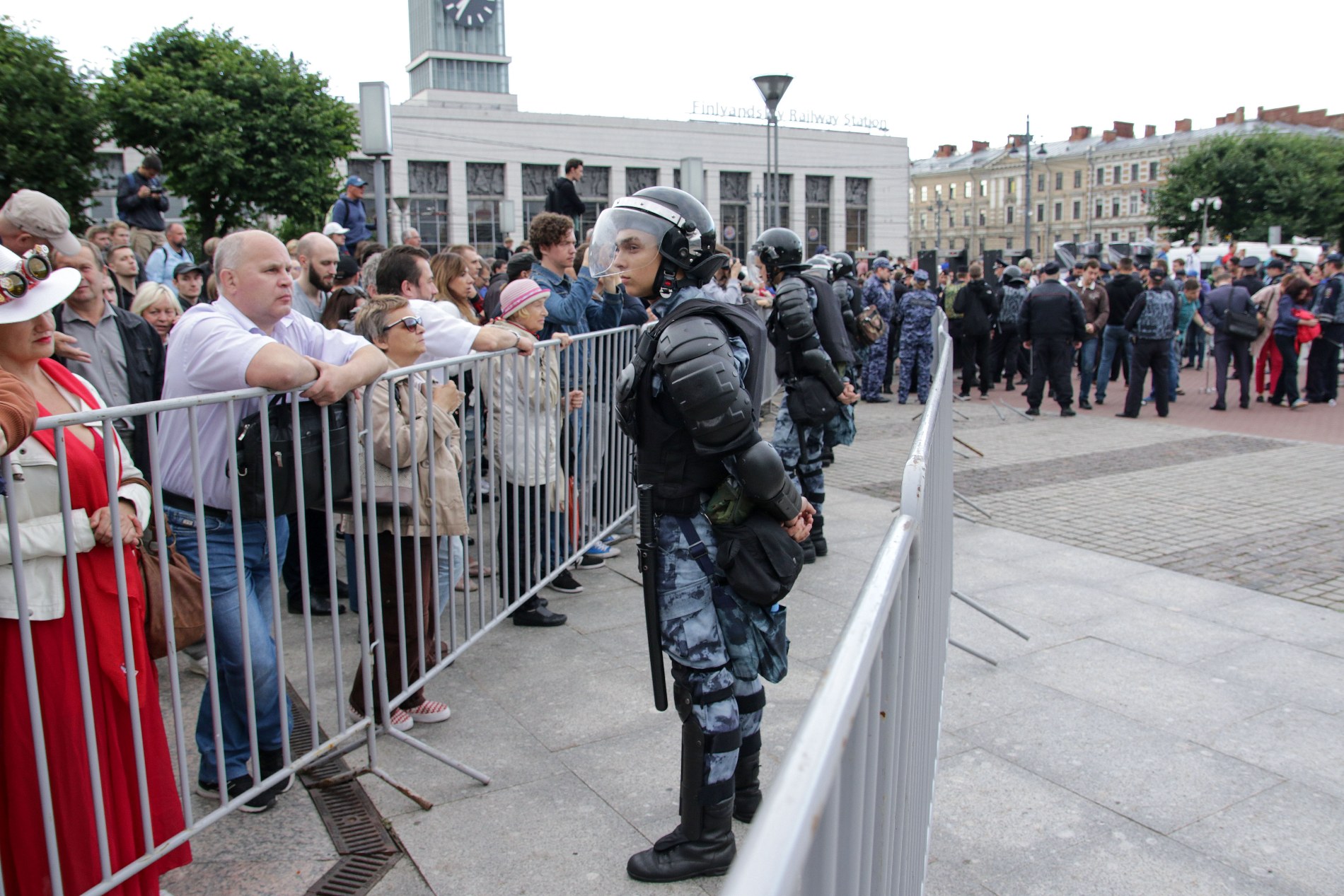 Акции протеста в москве сегодня. Ограждения на митингах. Митинг забор. Охрана на митинге. Митинги в Москве против Путина.