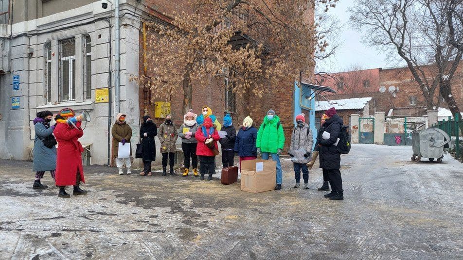 В Харькове полтора десятка представительниц ЛГБТ-сообщества собрались под консульством России и устроили перформанс –...