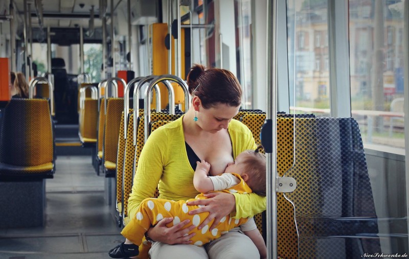 Мама кормила ребенка грудью в автобусе. Когда водитель сделал это объявление, она не поверила своим ушам...