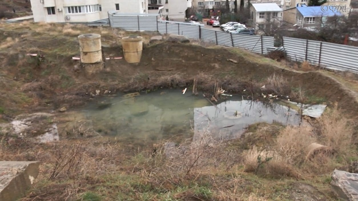 Вода в искусственно созданном озере на ул. Юбилейной