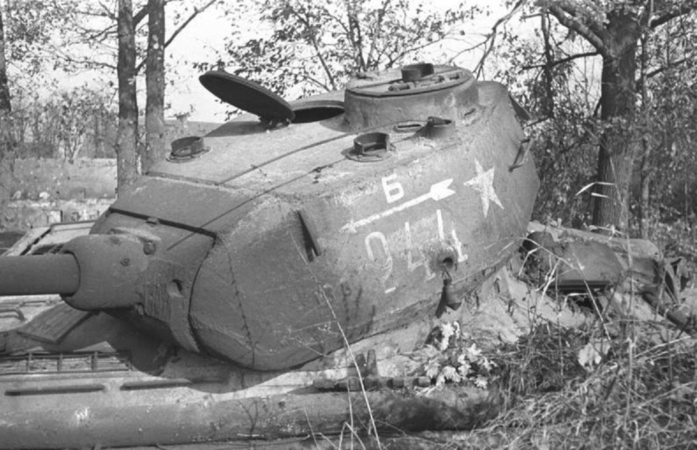 Подвиги войны. Двое солдат провели 13 дней в танке без еды и лекарств, отстреливаясь от фашистов