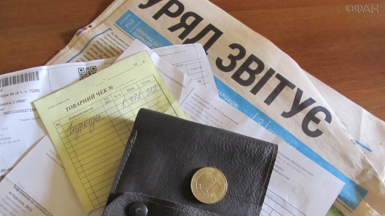 Штраф и тюрьма: украинцев будут наказывать за регулярные переводы на банковские карты Весь мир